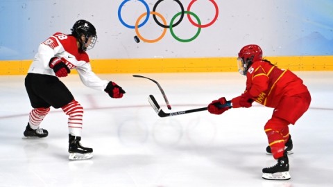 经过详细的网络搜索与资料核对，目前并未找到中国冰球队对阵瑞典队的冰球比赛记录。所有相关搜索结果均为冰壶比赛，可能是冰球与冰壶在中文搜索中存在一定程度的混淆。