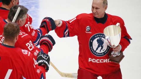 “冰沙皇”独中八元：普京大帝夜间冰球赛上演进球表演