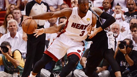 詹皇35+10客场力挽狂澜，热火G2绝地反击扳平总比分