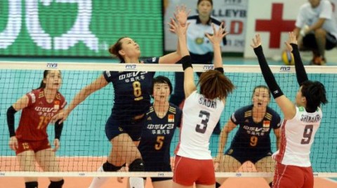 【标题】17年轮回｜中国女排3-0横扫日本重夺世界杯，陈忠和率黄金一代登顶大阪