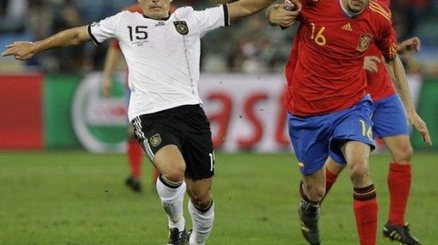 标题：欧国联焦点战德国2-1逆转西班牙（29字）