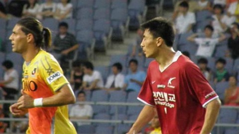 李玮峰对打韩国球员：从红牌冤家到韩国唯一服气的中国守护神