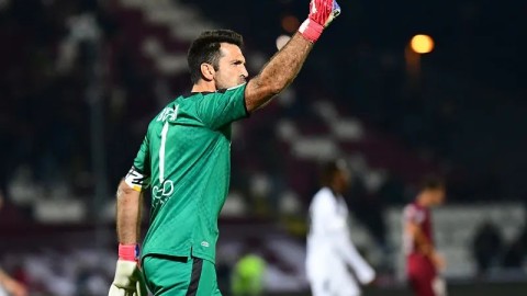 卡恩：顶级俱乐部给你成为巨星的平台，但表现不佳就得离开