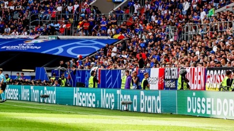 8-1狂屠！姆总赛后示意集体退场！曼联主场出局