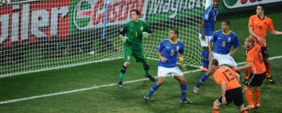 36年等待终圆梦！荷兰2-1逆转巴西，斯内德造乌龙+头槌绝杀送五星军团出局