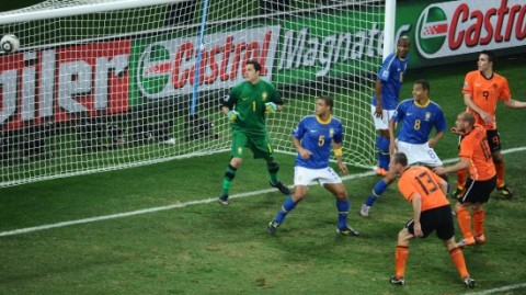 36年等待终圆梦！荷兰2-1逆转巴西，斯内德造乌龙+头槌绝杀送五星军团出局