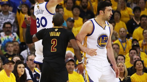 七年之痒！骑士用身高硬生生砸碎勇士五小，米切尔31分给科尔上了一课