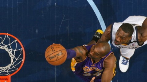 标题：24分大胜锁定西部第四 湖人三将20+收官