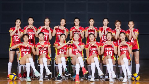 上海光明优倍女排英姿飒爽定格排超新赛季憧憬