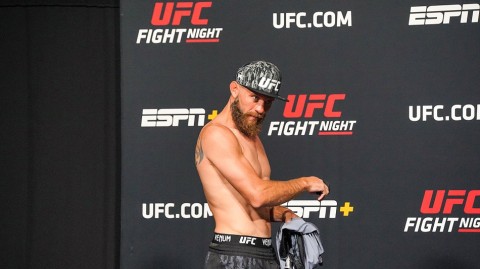 UFC格斗之夜前瞻：铁血将士齐聚赌城，称重仪式上演火爆对视